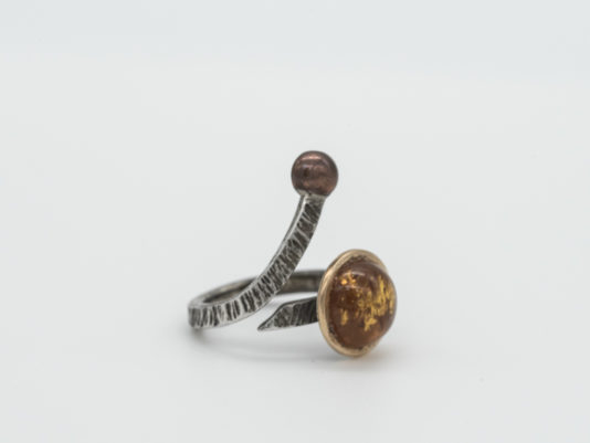 Anello in argento, oro e ambra naturale