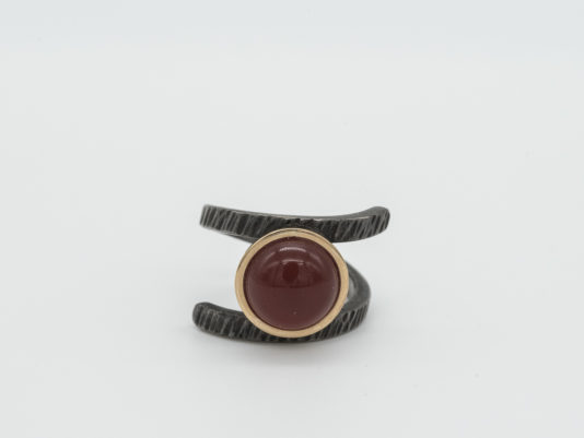 Anello in argento, oro e Corniola