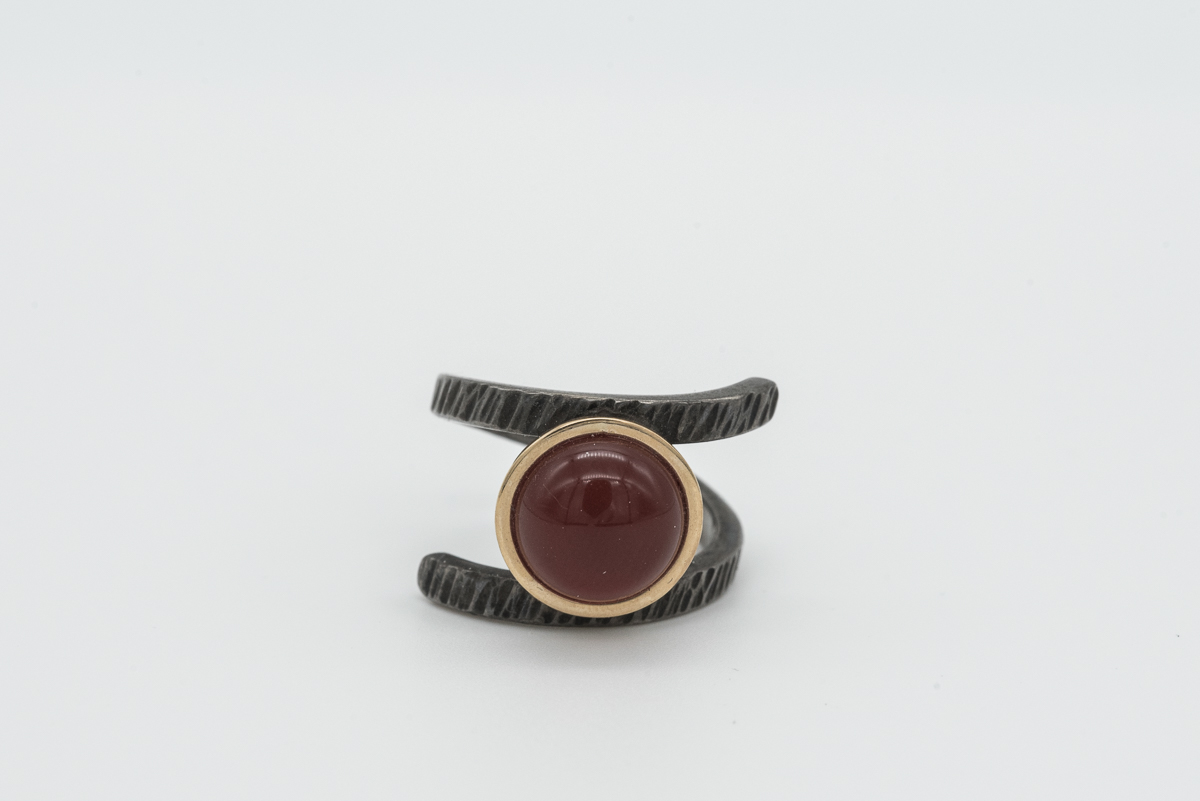 Anello in argento, oro e Corniola
