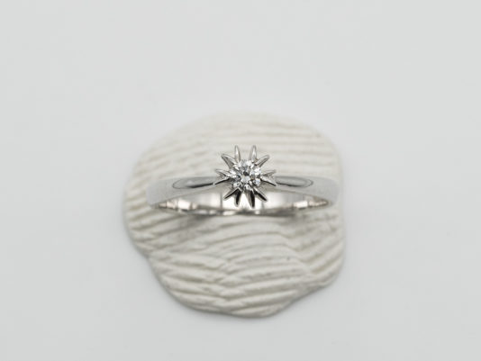 Anello solitario in oro 18 kt e diamante