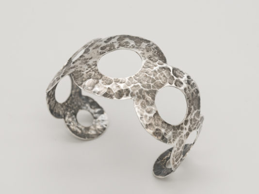 Bracciale in argento 925 sbalzato