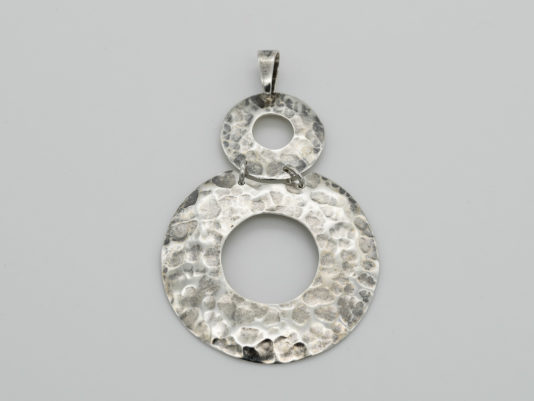 Pendente in argento 925 sbalzato e brunito